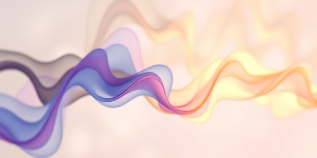Imagen abstracta que representa una metamorfosis, utilizando colores fluidos y formas geométricas que se transforman entre sí. Un fondo difuminado con tonos pastel y toques de luz dorada. La composición debe evocar la idea de cambio y transición sin mostrar figuras humanas o elementos concretos.