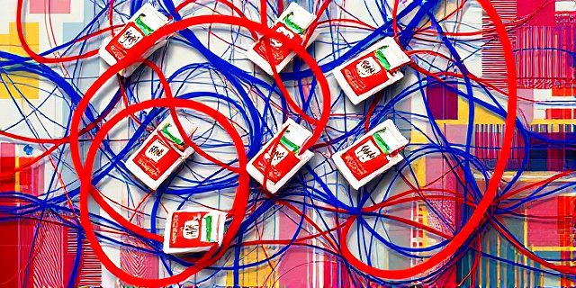 Una composición abstracta que representa la burocracia europea como una maraña de hilos rojos y azules, con pequeños envases de kétchup y aceite atrapados en el centro. Estilo pictórico expresionista, colores vibrantes y contrastantes. La imagen debe transmitir sensación de confusión y frustración.